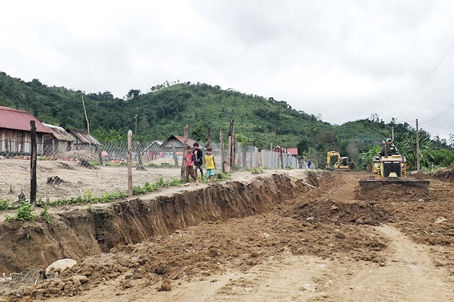  Đường giao thông liên thôn đi qua làng Brang đang được các đơn vị gấp rút hoàn thành. Ảnh: H.N
