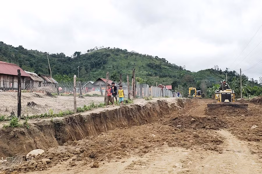  Đường giao thông liên thôn đi qua làng Brang đang được các đơn vị gấp rút hoàn thành. Ảnh: H.N