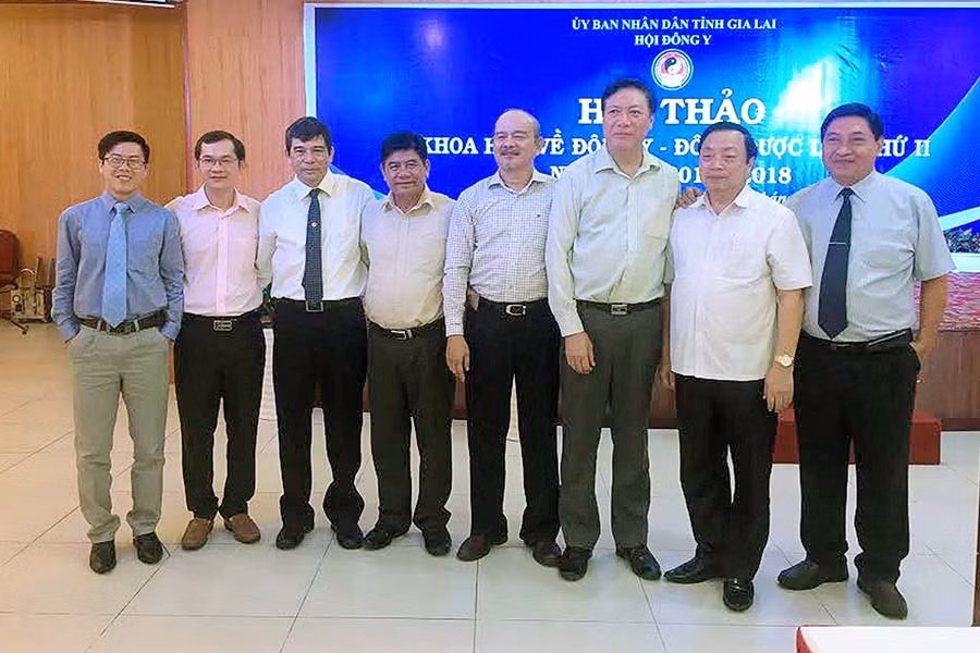  Lương y Nguyễn Ngữ (thứ 3 từ trái sang) được tặng danh hiệu “Thầy thuốc Đông y tiêu biểu”. Ảnh: T.N