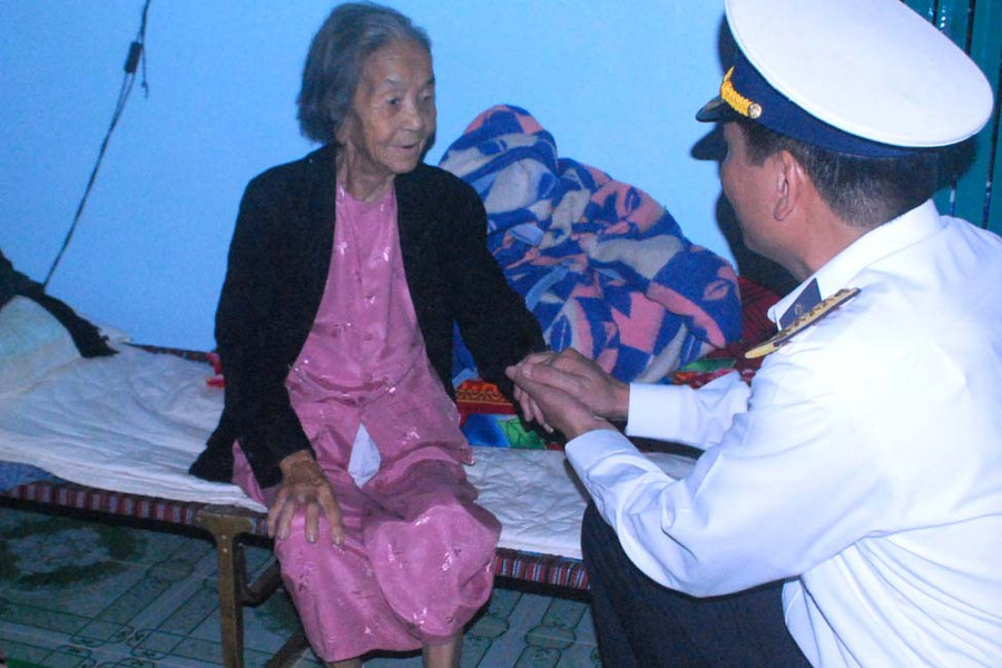 Tặng quà và chúc Tết mẹ Việt Nam anh hùng Trần Thị Phẩm. Ảnh: Hoành Sơn