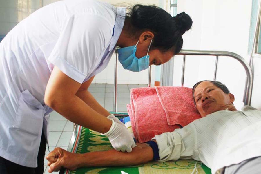  Chăm sóc bệnh nhân tại Bệnh viện Đa khoa huyện. Ảnh: H.S