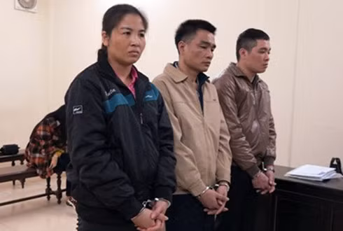 Ba bị cáo: Cường, Hoa và Viết.