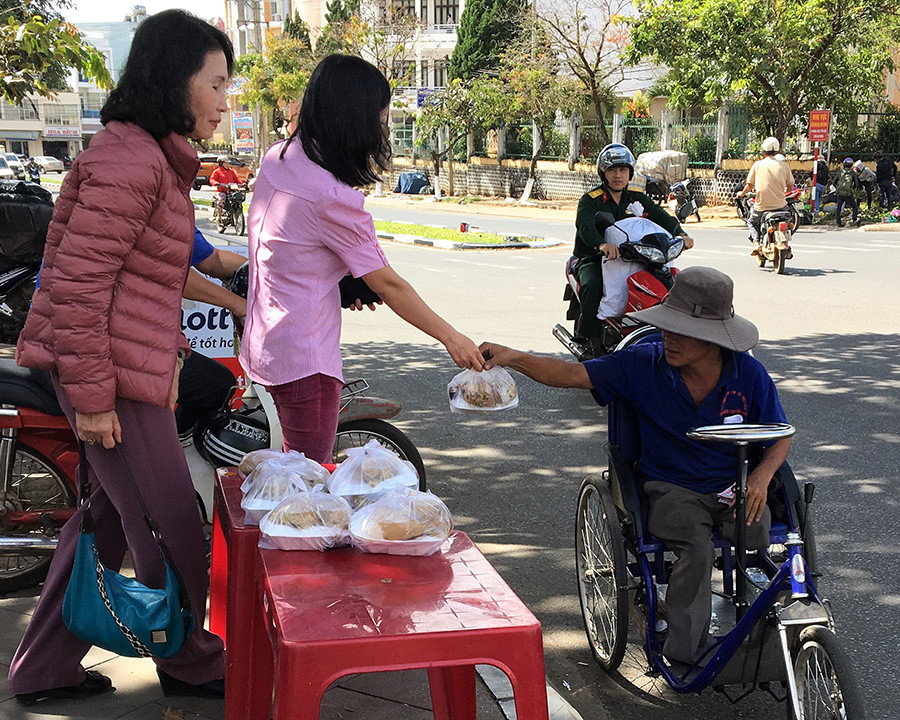  Những suất cơm chay miễn phí được trao tận tay người lao động nghèo. Ảnh: P.V