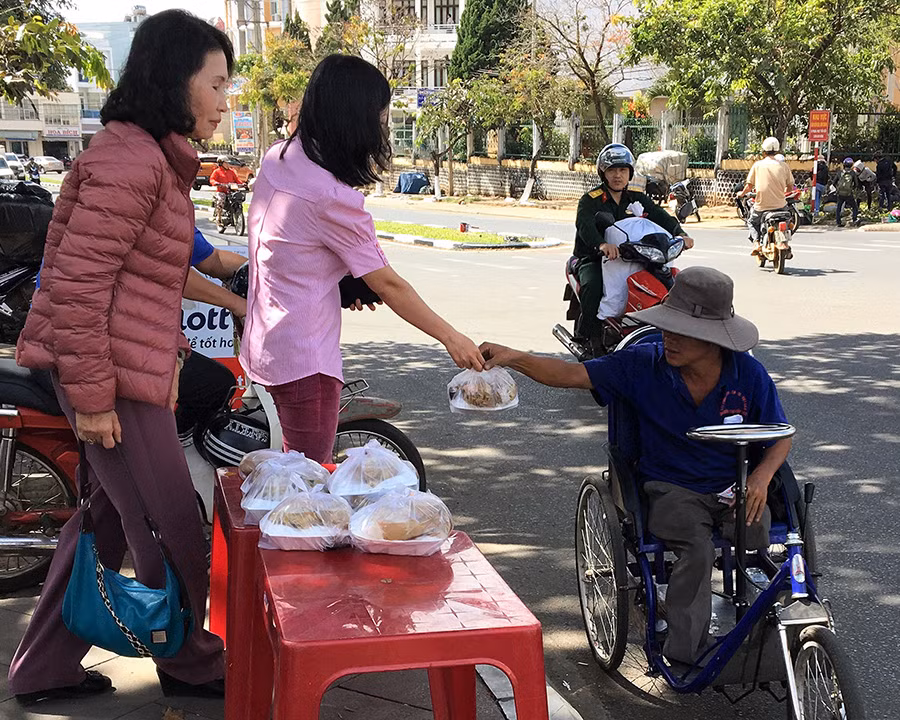  Những suất cơm chay miễn phí được trao tận tay người lao động nghèo. Ảnh: P.V