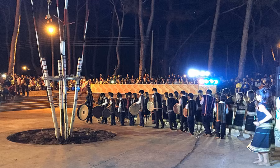 Các đội xoang thanh thiếu niên góp mặt trong đêm dạ hội cồng chiêng của huyện. Ảnh: P.L