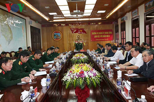 Đại tướng Ngô Xuân Lịch chủ trì buổi làm việc với Thường vụ Đảng ủy Quân khu 5.