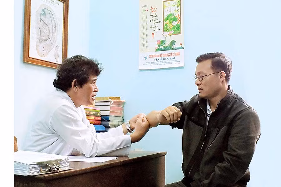  Lương y Nguyễn Ngữ thăm khám cho bệnh nhân. Ảnh: T.N