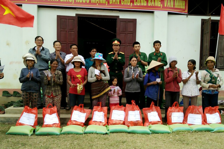 Tặng quà cho các già làng, trưởng thôn, gia đình chính sách, người nghèo trên địa bàn các xã. Ảnh: Q.T Tặng quà cho các già làng, trưởng thôn, gia đình chính sách, người nghèo trên địa bàn các xã. Ảnh: Q.T