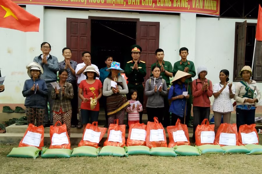 Tặng quà cho các già làng, trưởng thôn, gia đình chính sách, người nghèo trên địa bàn các xã. Ảnh: Q.T