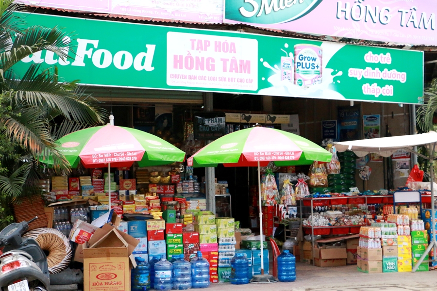 Hàng hóa được các cửa hàng, siêu thị nhập về khá dồi dào và phong phú.