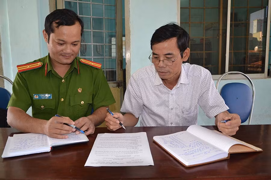 Kiểm tra, tuyên truyền công tác đảm bảo an toàn PCCC đối với Ban Quản lý Trung tâm Thương mại Pleiku. Ảnh: Ngọc Thu