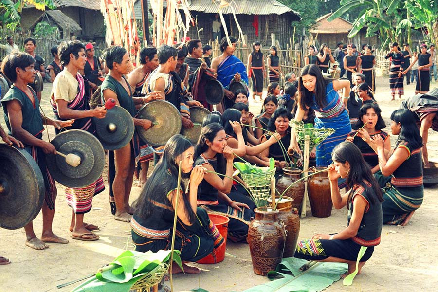 Trang sức thường được người Bahnar đeo trong mùa lễ hội. Ảnh: Huy Tịnh Trang sức thường được người Bahnar đeo trong mùa lễ hội. Ảnh: Huy Tịnh