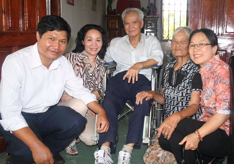 Đoàn cán bộ Sở Giáo dục-Đào tạo trong một chuyến thăm gia đình ông bà Lê Đức Thịnh-HBen. Ảnh: P.D