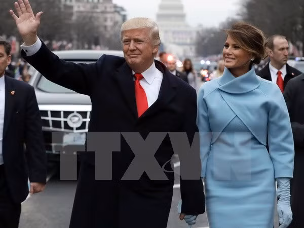 Tân Tổng thống Mỹ Donald Trump (trái) và phu nhân sau lễ tuyên thệ nhậm chức ở Washington, DC ngày 20-1 vừa qua. (Ảnh: AFP/TTXVN)
