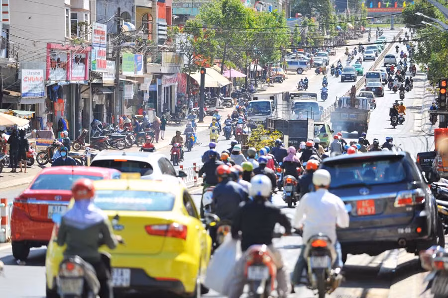 Phố phường nhộn nhịp ngày giáp Tết. 7