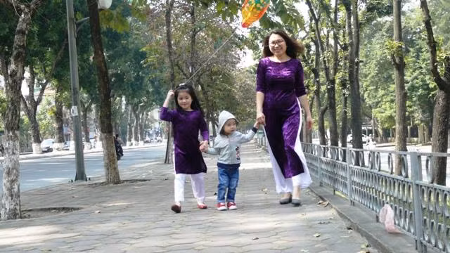 Từ Bắc tới Nam, thời tiết nắng tưng bừng ủng hộ người dân vui xuân, chúc Tết.