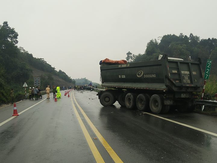  Hai chiếc xe đi ngược chiều rồi đâm vào nhau khiến một người chết tại chỗ - ảnh CTV