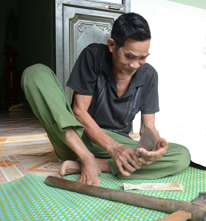 Những chiếc lưỡi rìu được già Pêng nâng niu, giữ gìn cẩn thận. Ảnh: P.L Những chiếc lưỡi rìu được già Pêng nâng niu, giữ gìn cẩn thận. Ảnh: P.L