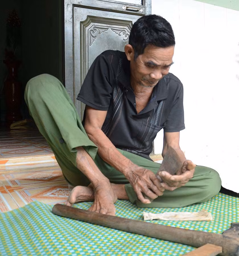  Những chiếc lưỡi rìu được già Pêng nâng niu, giữ gìn cẩn thận. Ảnh: P.L