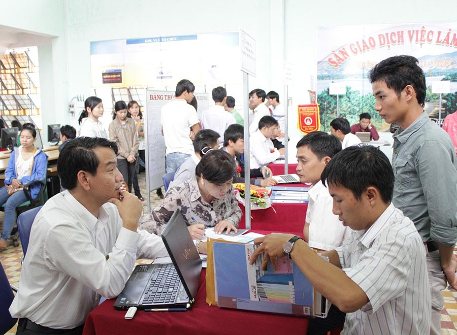 Các doanh nghiệp ngành nghề kinh doanh vẫn đang tăng cường tuyển lao động thời vụ. Ảnh: N.T