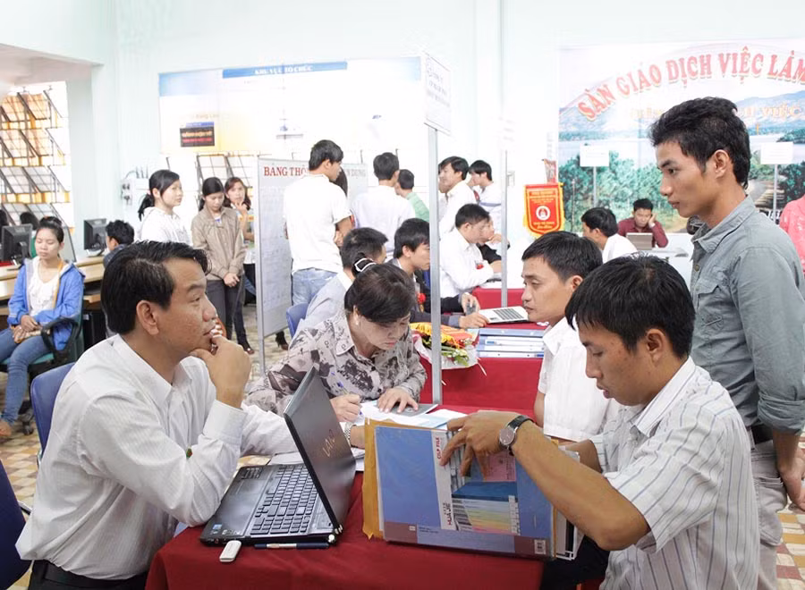 Các doanh nghiệp ngành nghề kinh doanh vẫn đang tăng cường tuyển lao động thời vụ. Ảnh: N.T