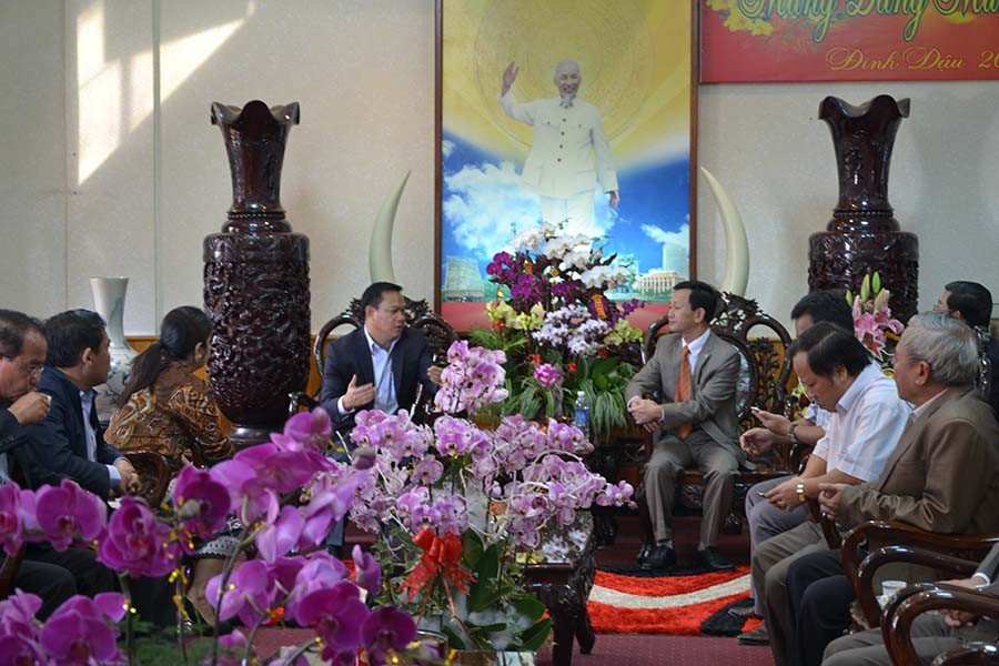 Đồng chí Dương Văn Trang-Ủy viên Ban Chấp hành Trung ương Đảng, Bí thư Tỉnh ủy, Chủ tịch HĐND tỉnh tiếp đón đoàn đại biểu tỉnh Ratanakiri. Ảnh: Ngọc Thu Đồng chí Dương Văn Trang-Ủy viên Ban Chấp hành Trung ương Đảng, Bí thư Tỉnh ủy, Chủ tịch HĐND tỉnh tiếp đón đoàn đại biểu tỉnh Ratanakiri. Ảnh: Ngọc Thu