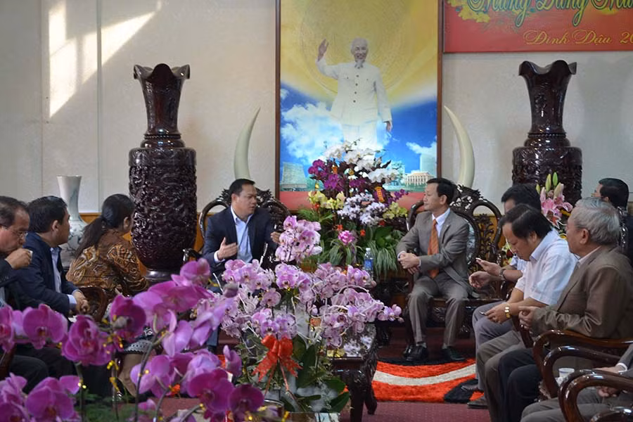 Đồng chí Dương Văn Trang-Ủy viên Ban Chấp hành Trung ương Đảng, Bí thư Tỉnh ủy, Chủ tịch HĐND tỉnh tiếp đón đoàn đại biểu tỉnh Ratanakiri. Ảnh: Ngọc Thu