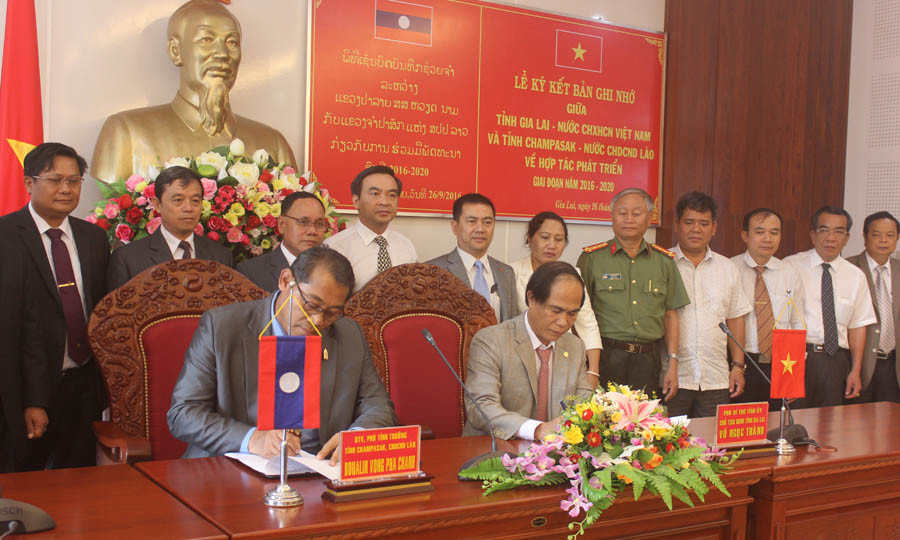  Chủ tịch UBND tỉnh Gia Lai và Phó Tỉnh trưởng tỉnh Champasak ký kết Biên bản ghi nhớ. Ảnh: T.N