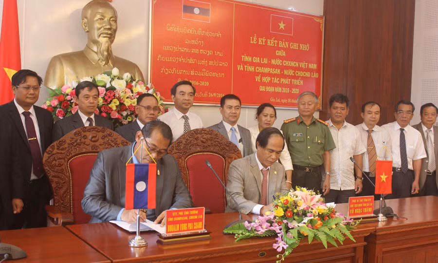  Chủ tịch UBND tỉnh Gia Lai và Phó Tỉnh trưởng tỉnh Champasak ký kết Biên bản ghi nhớ. Ảnh: T.N