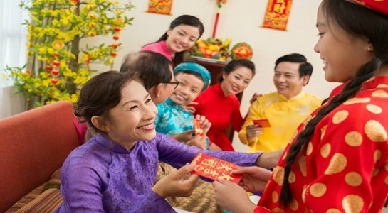Cha mẹ cần dạy cho trẻ ý nghĩa của việc nhận phong bao lì xì đầu năm