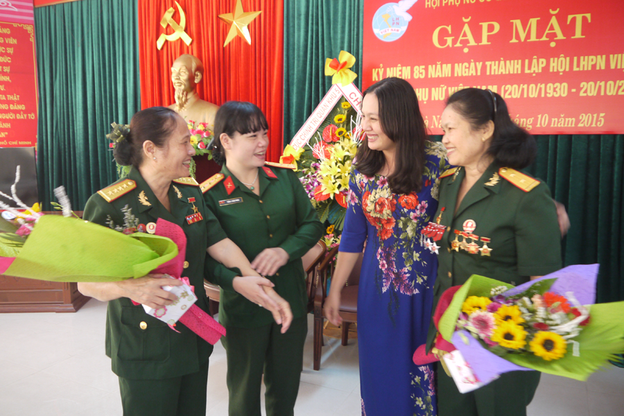 Phụ nữ Cục Chính trị Quân khu với 2 nữ Anh hùng LLVTND Nguyễn Thị Tám và Nguyễn Thị Huấn. Ảnh: N.D