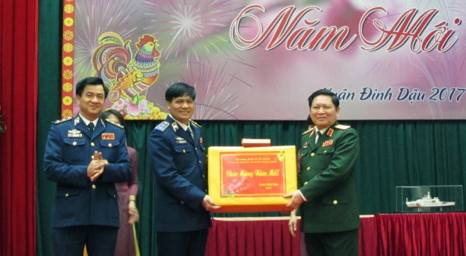 Đại tướng Ngô Xuân Lịch (phải) tặng quà, chúc tết Bộ tư lệnh cảnh sát biển sáng 21-1 Đại tướng Ngô Xuân Lịch (phải) tặng quà, chúc tết Bộ tư lệnh cảnh sát biển sáng 21-1