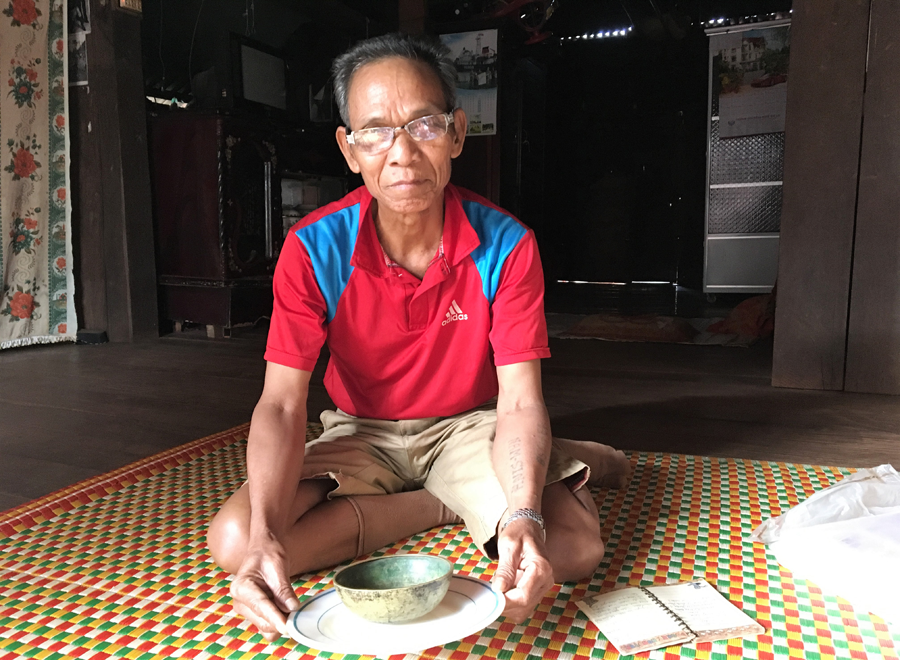 Ông Măng cùng bộ đồ dùng để đựng nước trong các dịp cúng lễ của “Vua nước”. Ảnh: P.L Ông Măng cùng bộ đồ dùng để đựng nước trong các dịp cúng lễ của “Vua nước” . Ảnh: P.L