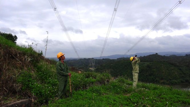 Công nhân đội truyền tải điện Krông Nô quan sát hỏng hóc của đường dây 500 kV Công nhân đội truyền tải điện Krông Nô quan sát hỏng hóc của đường dây 500 kV