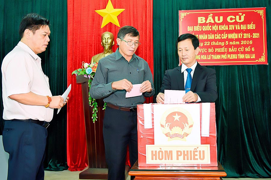 Lãnh đạo tỉnh bỏ phiếu bầu cử đại biểu Quốc hội khóa XIV và HĐND các cấp nhiệm kỳ 2016-2021. Ảnh: Đức Thụy Lãnh đạo tỉnh bỏ phiếu bầu cử đại biểu Quốc hội khóa XIV và HĐND các cấp nhiệm kỳ 2016-2021. Ảnh: Đức Thụy