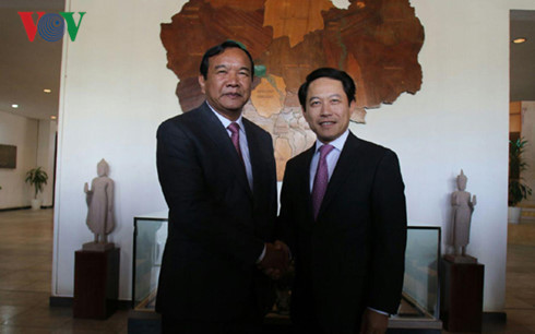 Bộ trưởng Bộ Ngoại giao Lào Saleumxay Kommasith (phải) trong cuộc gặp Bộ trưởng Ngoại giao Campuchia Prak Sokhonn.