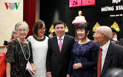 Lãnh đạo thành phố Hồ Chí Minh gặp gỡ kiều bào. Lãnh đạo thành phố Hồ Chí Minh gặp gỡ kiều bào.