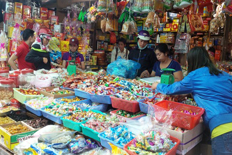Tình hình tiêu thụ bánh mứt chậm khiến nhiều tiểu thương lo lắng. Ảnh: V.T Tình hình tiêu thụ bánh mứt chậm khiến nhiều tiểu thương lo lắng. Ảnh: V.T