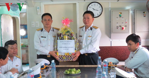 Thủ trưởng Lữ đoàn và Hải đội trao quà cho thuyền trưởng tàu 629 trước khi tàu rời bến.