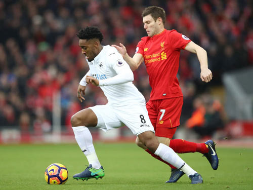 Leroy Fer (số 8, Swansea) kiểm soát bóng trước James Milner của Liverpool. Ảnh: Sportinglife Leroy Fer (số 8, Swansea) kiểm soát bóng trước James Milner của Liverpool. Ảnh: Sportinglife
