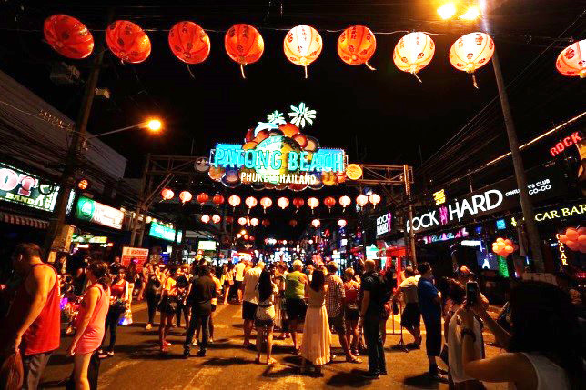 Khu Patong beach náo nhiệt về đêm Khu Patong beach náo nhiệt về đêm