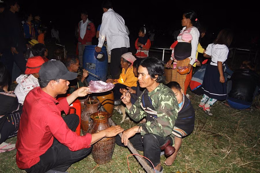 Chuếnh choáng bên ghè rượu cần. Ảnh: Văn Ngọc