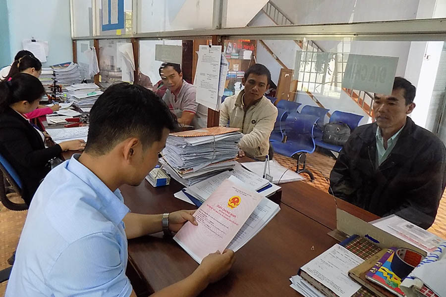  Tăng cường thời gian giải quyết công việc phục vụ nhân dân trước tết. Ảnh: L.T