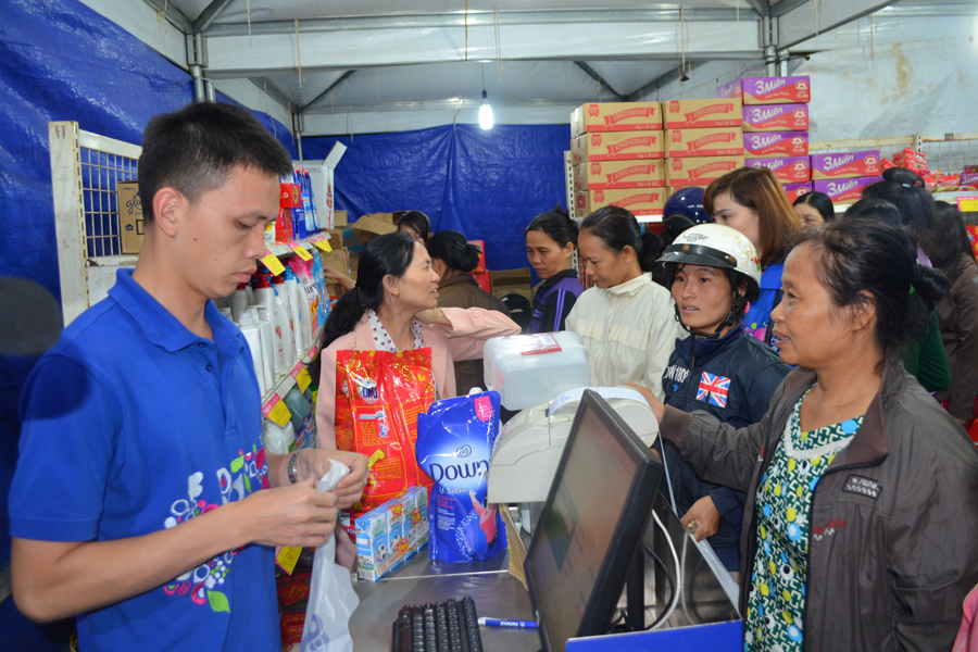 Người dân mua sắm tại phiên chợ hàng Việt. Ảnh: Đ.H Người dân mua sắm tại phiên chợ hàng Việt. Ảnh: Đ.H