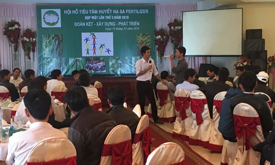  Những người trồng hồ tiêu được giải đáp thắc mắc ngay tại buổi giao lưu của Hội hồ tiêu tâm huyết với Nasa Fertilizer ngày 31-12. Ảnh: H.D