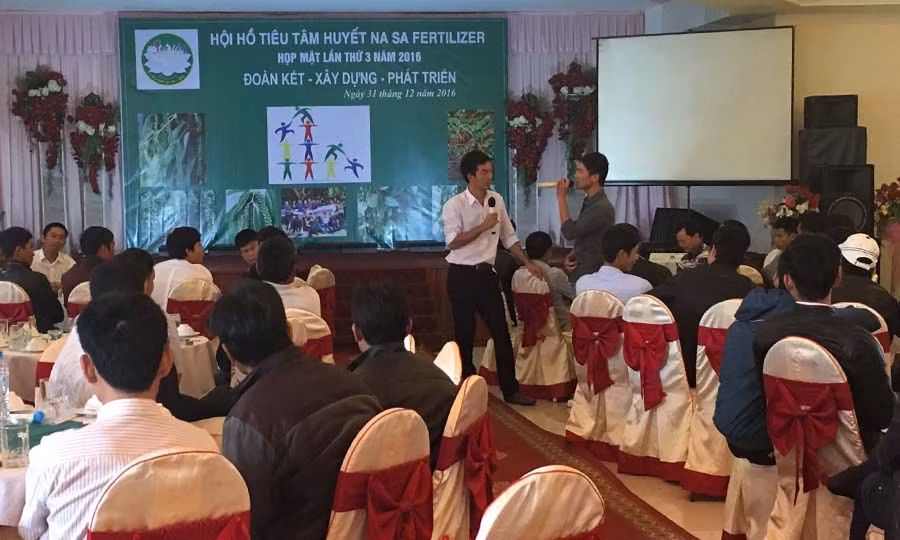  Những người trồng hồ tiêu được giải đáp thắc mắc ngay tại buổi giao lưu của Hội hồ tiêu tâm huyết với Nasa Fertilizer ngày 31-12. Ảnh: H.D