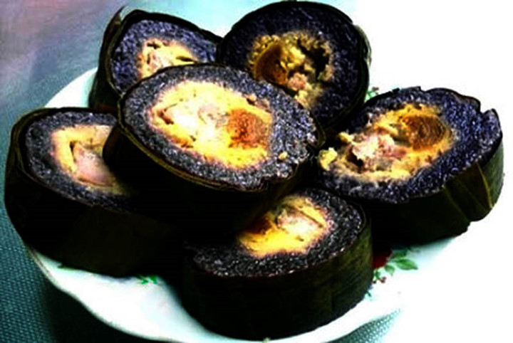 Bánh chưng đen là món ăn khá đặc biệt trong dịp Tết của người Tày.