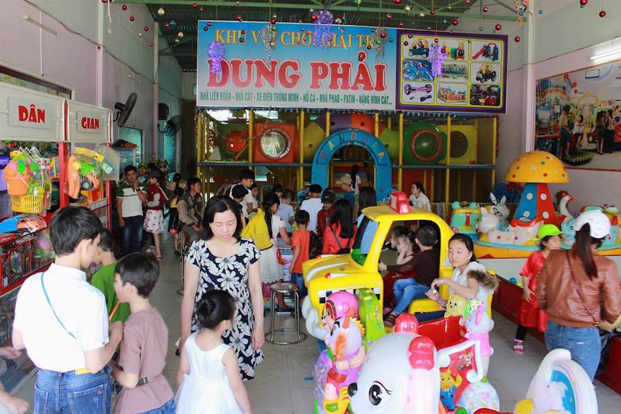 Các khu vui chơi giải trí luôn đông đúc khách. Ảnh: Hồng Thi