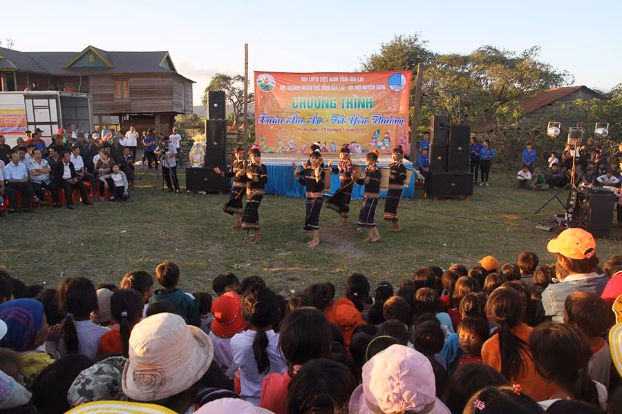 Dân làng quây quần xem các tiết mục văn nghệ. Ảnh: Văn Ngọc
