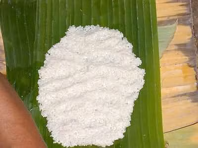 Trải lá chuối sạch ra, sau đó bạn dàn đều nếp. Trải lá chuối sạch ra, sau đó bạn dàn đều nếp.